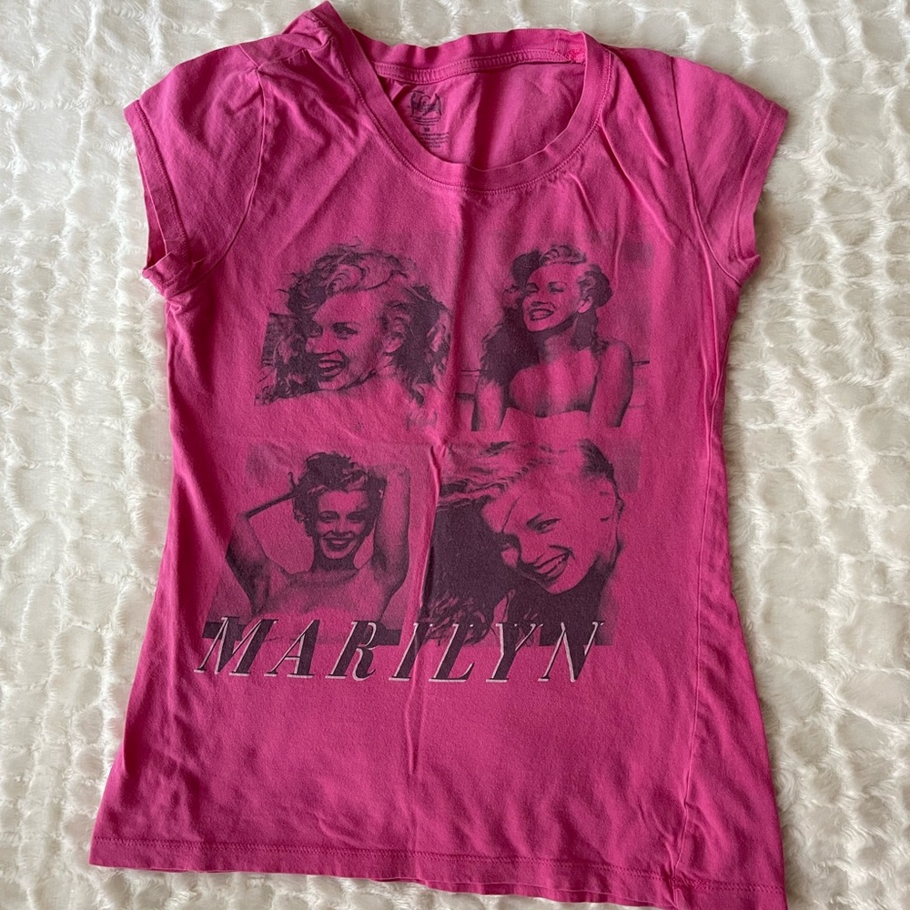 Marilyn Monroe: pink Pre-owned juniors T-shirt. Size (M)